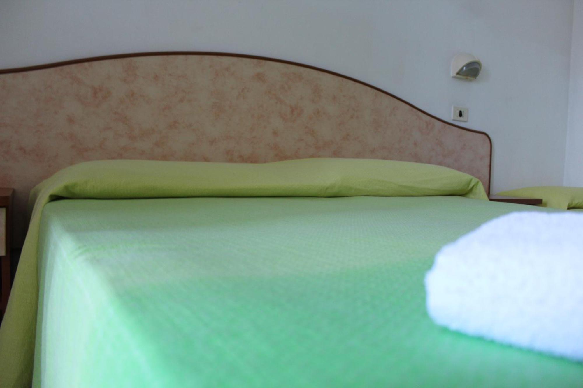 Hotel Holiday Sunshine Summer Misano Adriatico Ruang foto