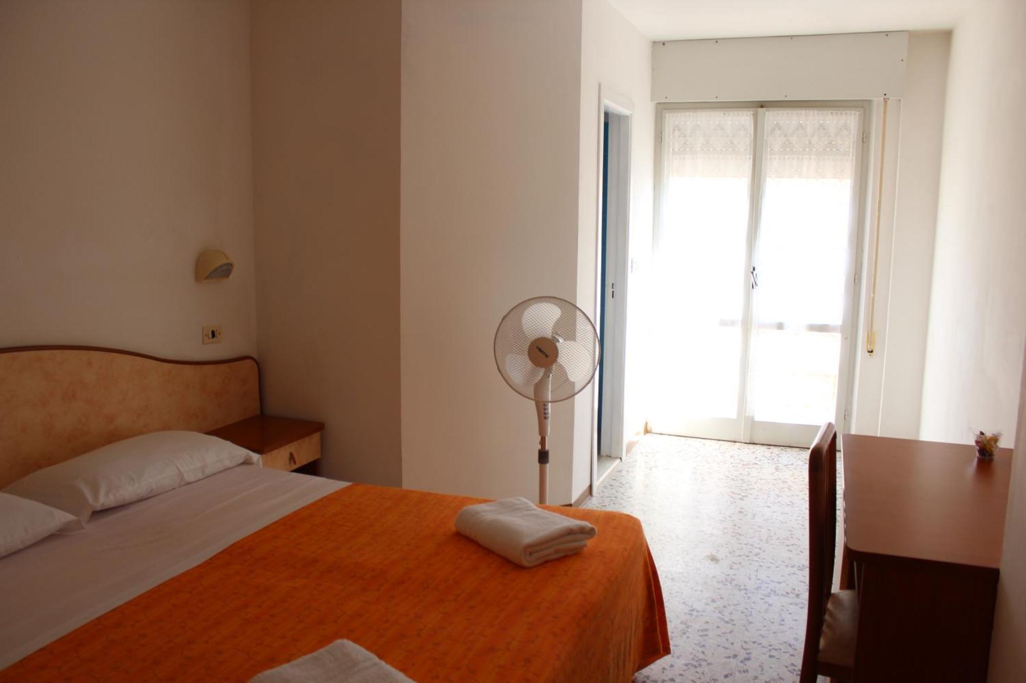 Hotel Holiday Sunshine Summer Misano Adriatico Ruang foto
