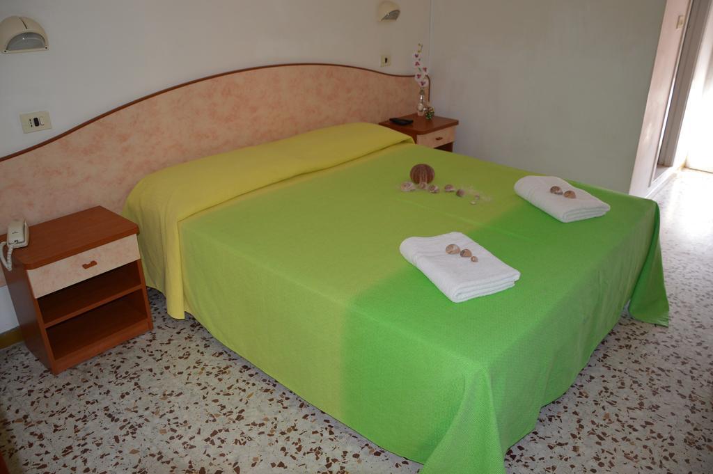 Hotel Holiday Sunshine Summer Misano Adriatico Bagian luar foto